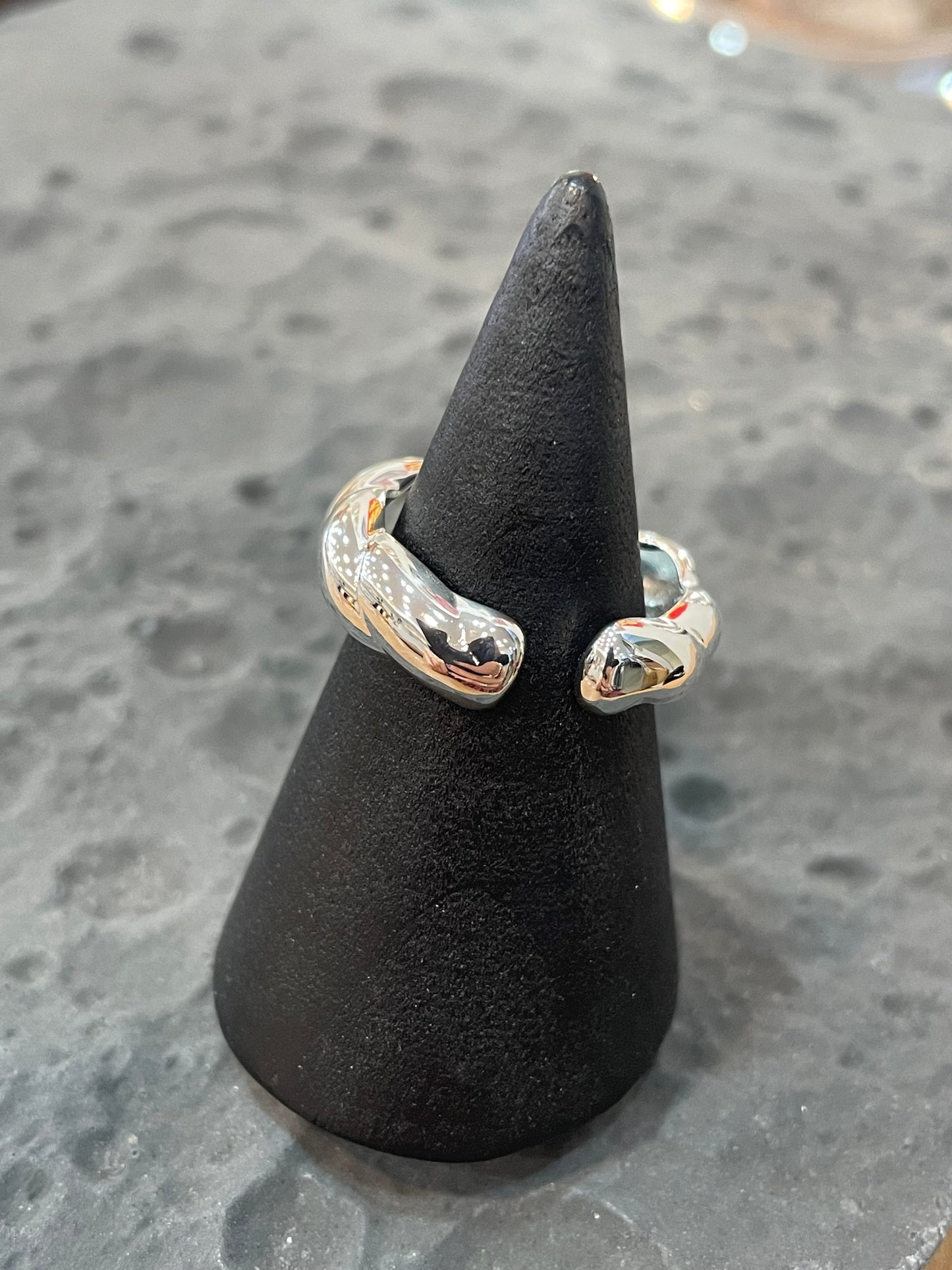 Hugbubble - Bold Twist Wave Ring