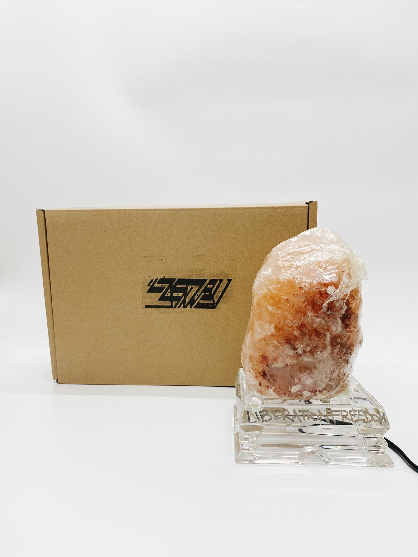 MC YAN - NSBQ 寧死不屈 手繪鹽燈