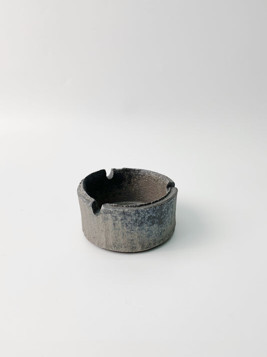 日本製信樂燒 黑窯圓形煙灰缸 | Japanese Shigaraki Ware Round Shape Ashtray