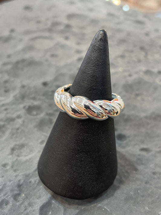 Hugbubble - Bold Twist Wave Ring