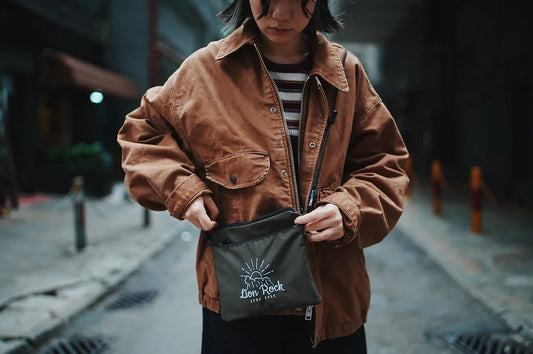 光年百貨 - 獅子山設計肩背山系小袋 (墨綠色)｜Buzzztore - Lion Mountain Design Shoulder Pouch (Dark green)