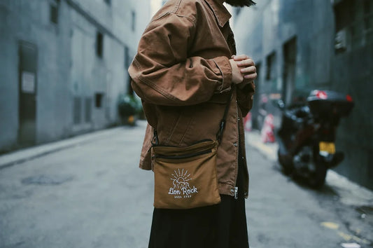 光年百貨 - 獅子山設計肩背山系小袋 (卡其色)｜Buzzztore - Lion Mountain Design Shoulder Pouch (Khaki)