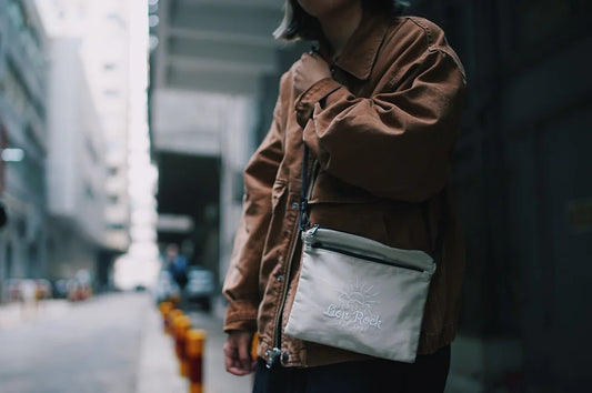 光年百貨 - 獅子山設計肩背山系小袋 (米色)｜Buzzztore - Lion Mountain Design Shoulder Pouch (Beige)