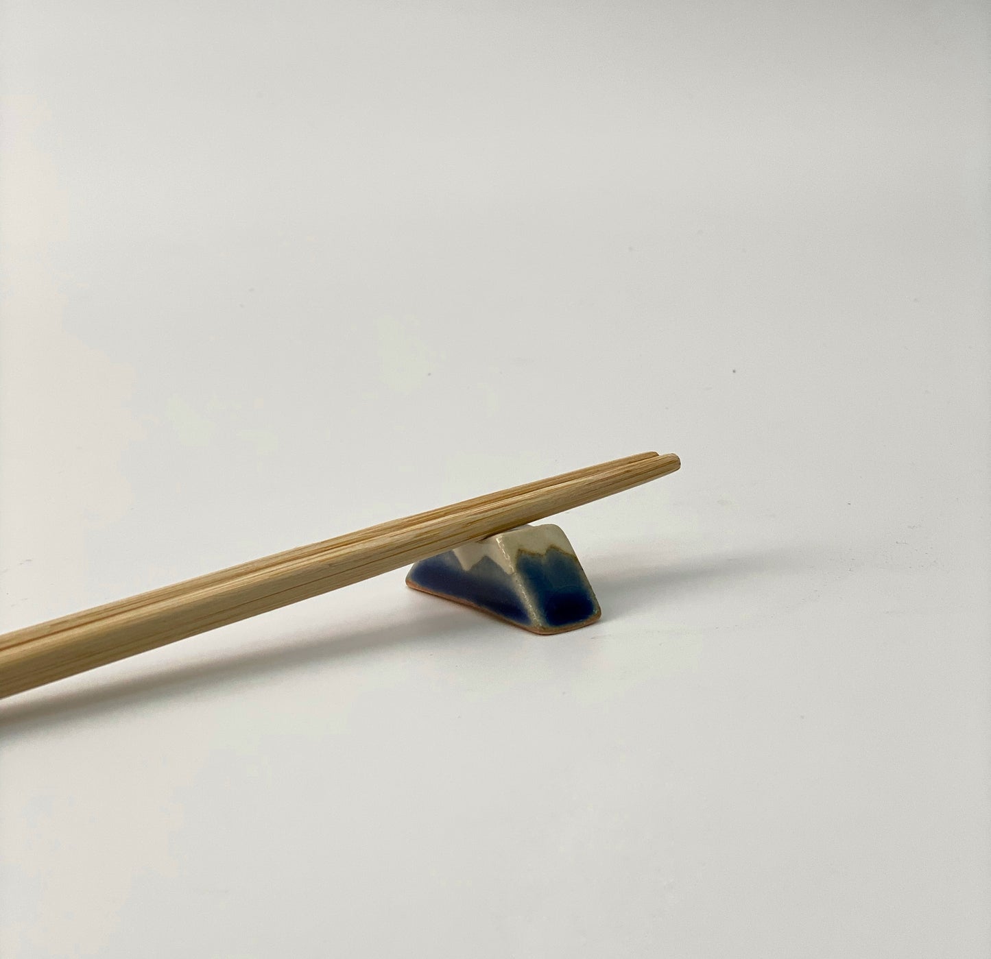 日本製美濃燒 富士山筷子座（深藍色）| Japanese Mino Ware Fuji Chopsticks Holder (Dark Blue)