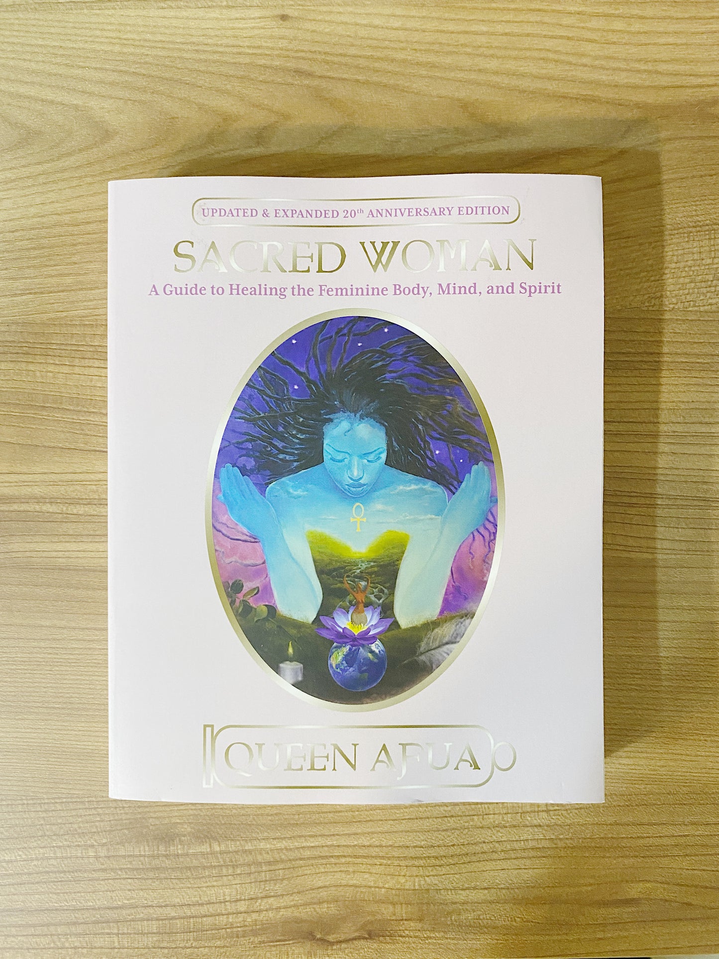 Queen Afua - Sacred Woman: A Guide to Healing the Feminine Body, Mind, and Spirit