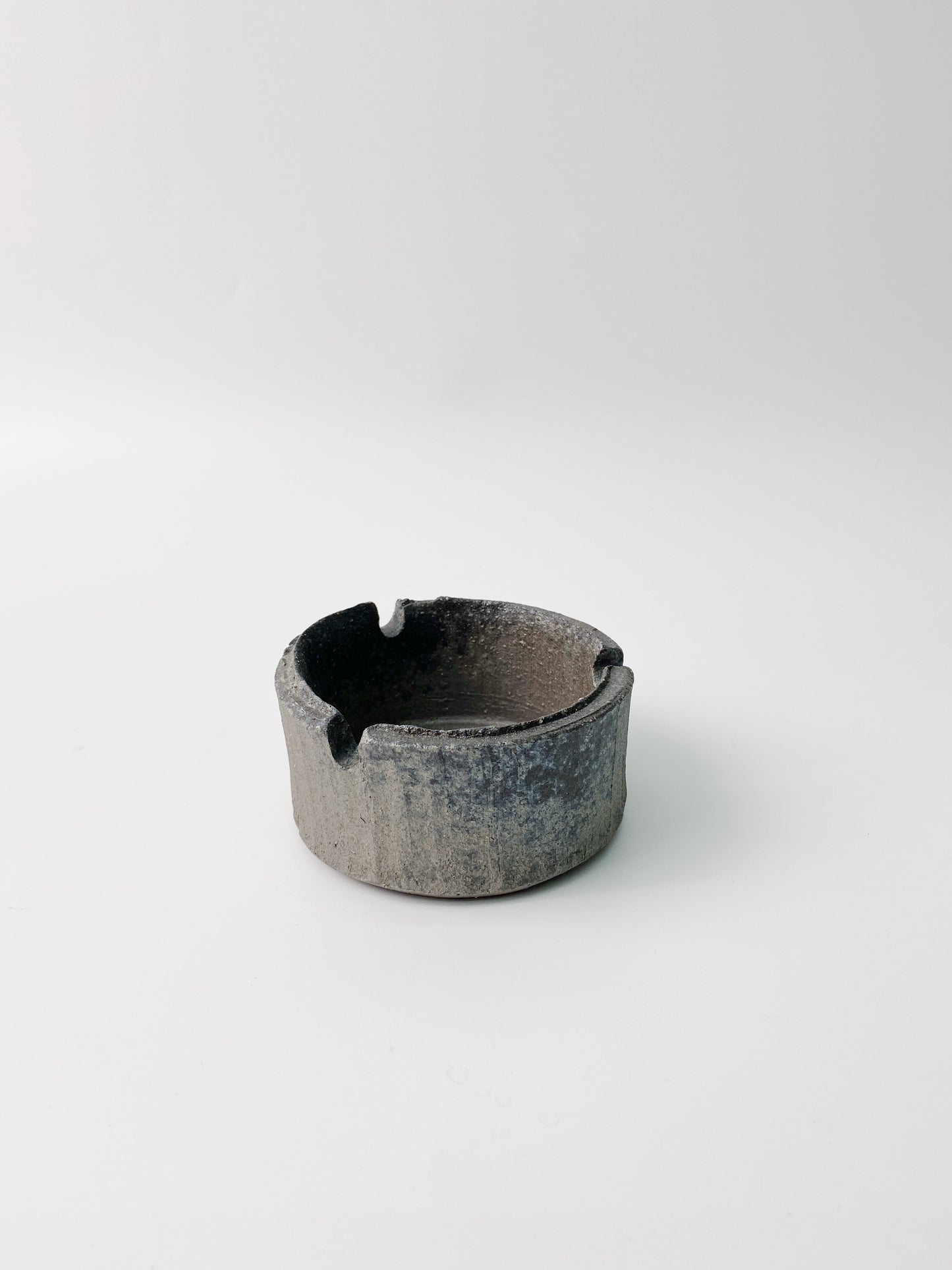 日本製信樂燒 黑窯圓形煙灰缸 | Japanese Shigaraki Ware Round Shape Ashtray